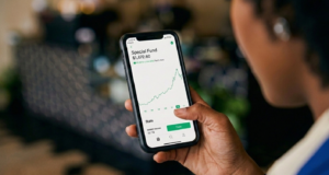 Close-up of a person holding a smartphone displaying a “Special Fund” investment screen with a rising performance graph and portfolio value, symbolizing digital investing and fund growth.